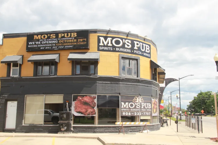 Mo's announces move, ballroom